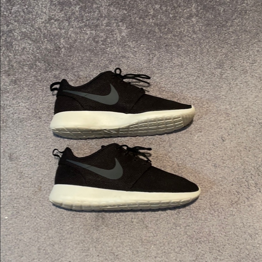 Men’s Nike Roshe One size 9.5